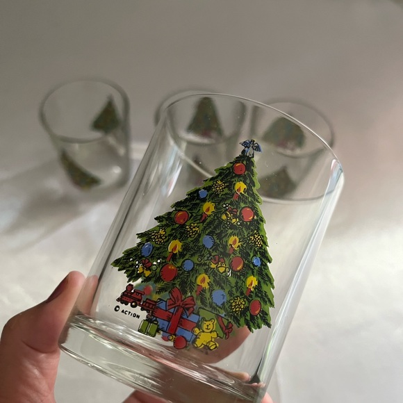 Vintage Christmas Tree Design “ Old Fashioned Holiday “Glass set of 4 - Picture 9 of 9